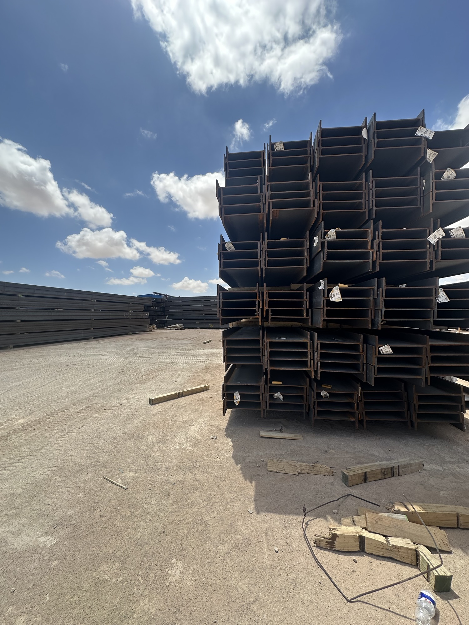 الفرق بين قطاعات IPE وHEB في هياكل الهناجر والمباني الحديدية img 7893